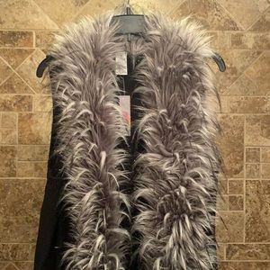 NEW- LA Seine sweater vest with fur collar.